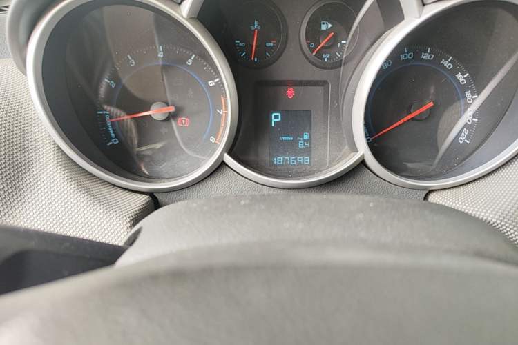 Used Chevrolet Cruze 2013 1.8L SE AT Odometer Close Up