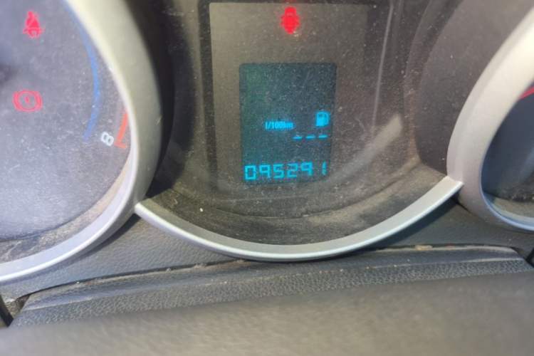 Used Chevrolet Cruze 2013 1.6L SL MT Odometer Close Up