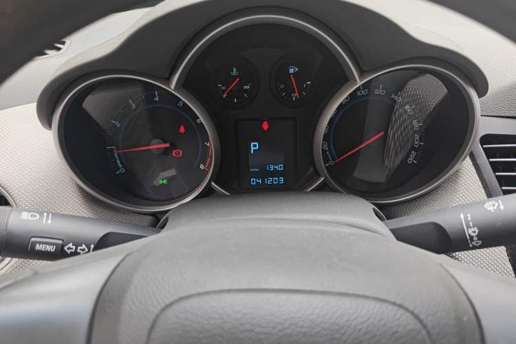 Used Chevrolet Cruze 2013 1.6L SE AT Odometer Close Up