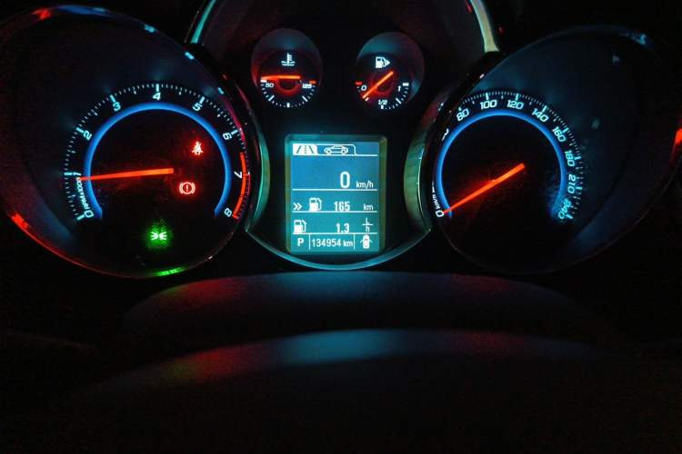 Used Chevrolet Cruze 2013 Hatchback 1.6T Automatic Flagship Model Odometer Close Up
