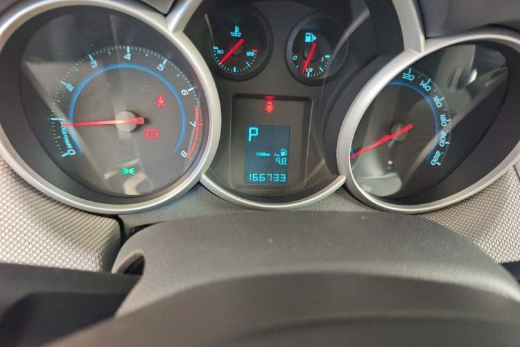 Used Chevrolet Cruze 2013 1.8L SE AT Odometer Close Up