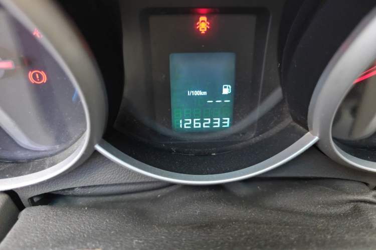 Used Chevrolet Cruze 2013 1.6L SL MT Odometer Close Up