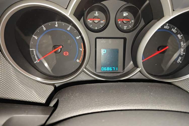 Used Chevrolet Cruze 2013 1.6L SE AT Odometer Close Up