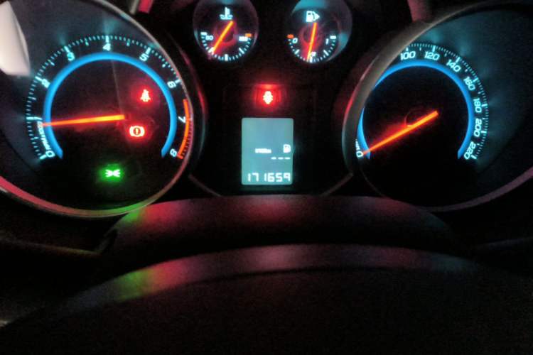 Used Chevrolet Cruze 2013 1.6L SE MT Odometer Close Up