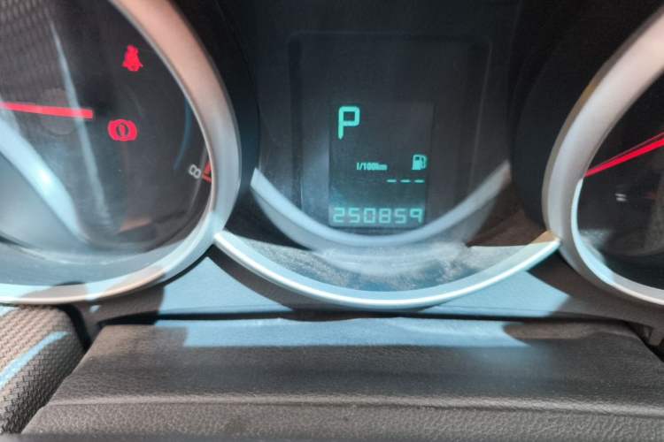 Used Chevrolet Cruze 2013 1.6L SE AT Odometer Close Up