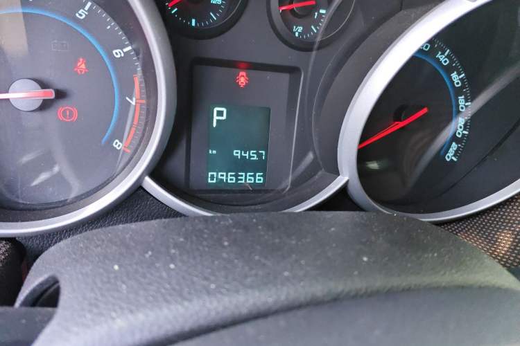 Used Chevrolet Cruze 2013 Hatchback 1.6L Automatic Luxury Model Odometer Close Up