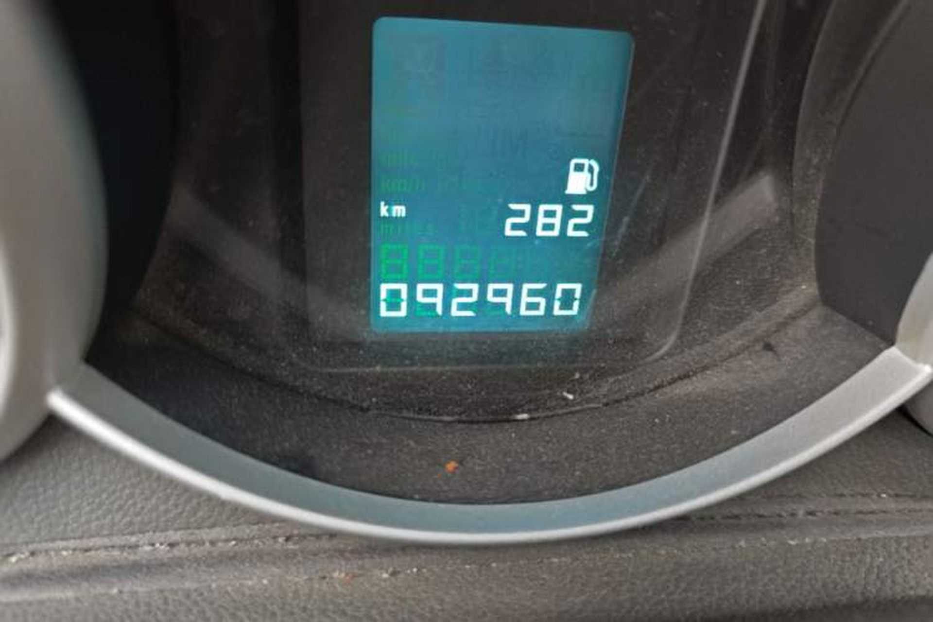 Used Chevrolet Cruze 2013 1.6L SE MT Odometer Close Up