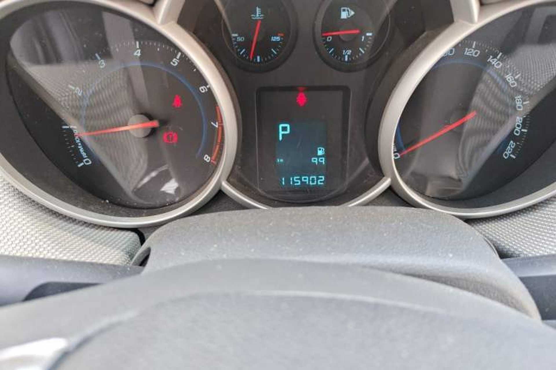 Used Chevrolet Cruze 2013 1.8L SE AT Odometer Close Up