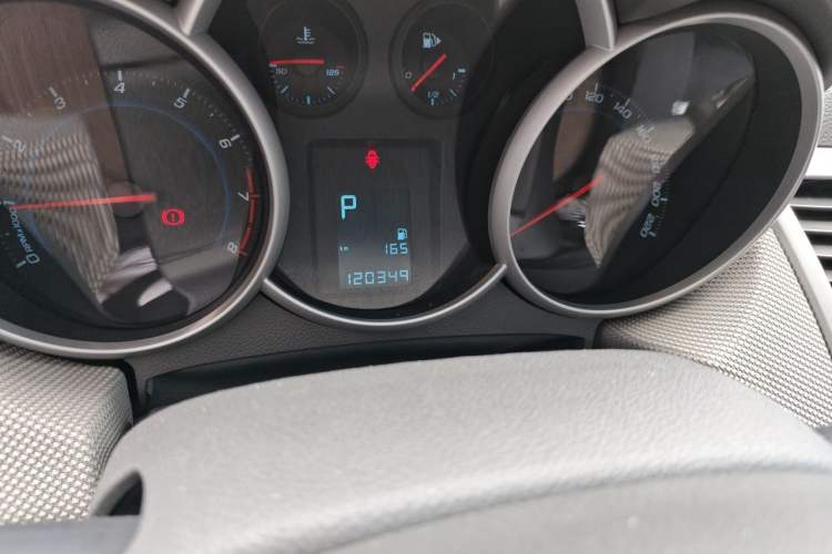 Used Chevrolet Cruze 2013 1.8L SE AT Odometer Close Up