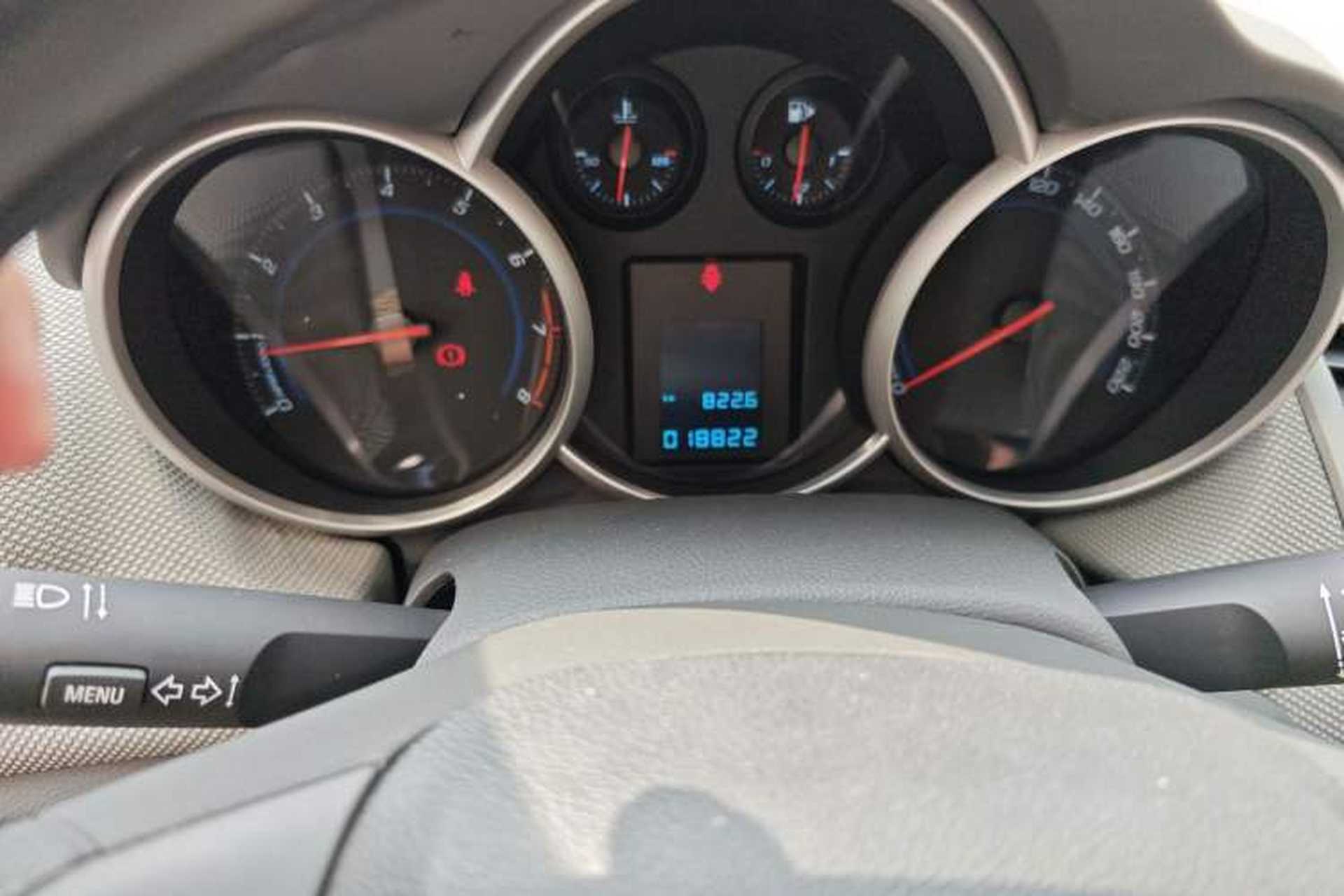 Used Chevrolet Cruze 2013 1.6L SE MT Odometer Close Up