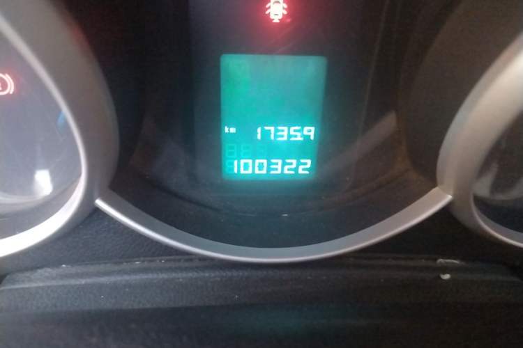 Used Chevrolet Cruze 2013 Hatchback 1.6L Manual Luxury Model Odometer Close Up
