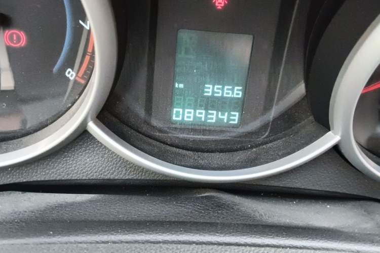 Used Chevrolet Cruze 2013 1.6L SE MT Odometer Close Up