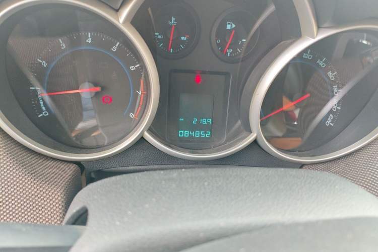 Used Chevrolet Cruze 2013 Hatchback 1.6L Manual Luxury Model Odometer Close Up