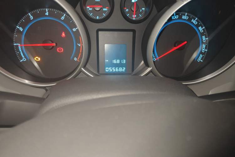 Used Chevrolet Cruze 2013 1.6L SL MT Odometer Close Up