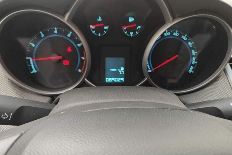 Used Chevrolet Cruze 2013 1.6L SE MT Odometer Close Up