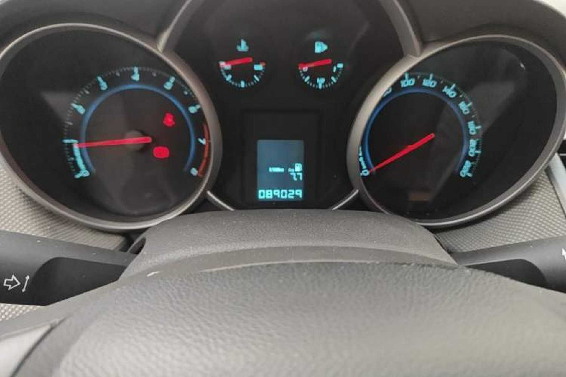 Used Chevrolet Cruze 2013 1.6L SE MT Odometer Close Up