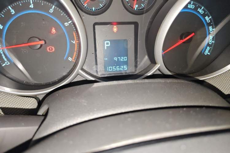 Used Chevrolet Cruze 2013 1.8L SE AT Odometer Close Up