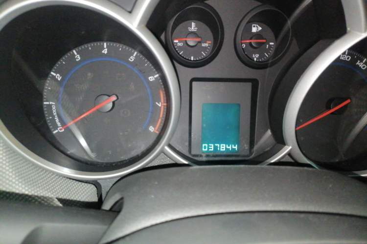 Used Chevrolet Cruze 2013 1.8L SE AT Odometer Close Up