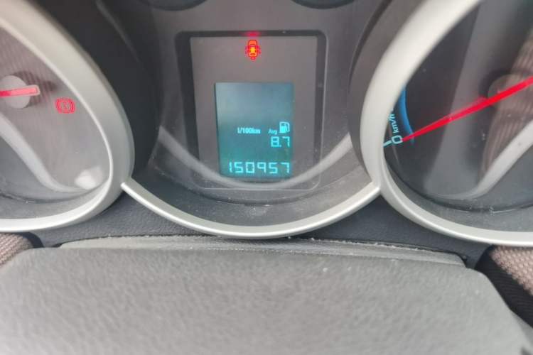 Used Chevrolet Cruze 2013 Hatchback 1.6L Manual Luxury Model Odometer Close Up