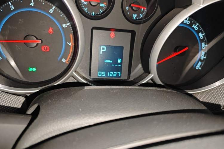 Used Chevrolet Cruze 2013 1.8L SE AT Odometer Close Up