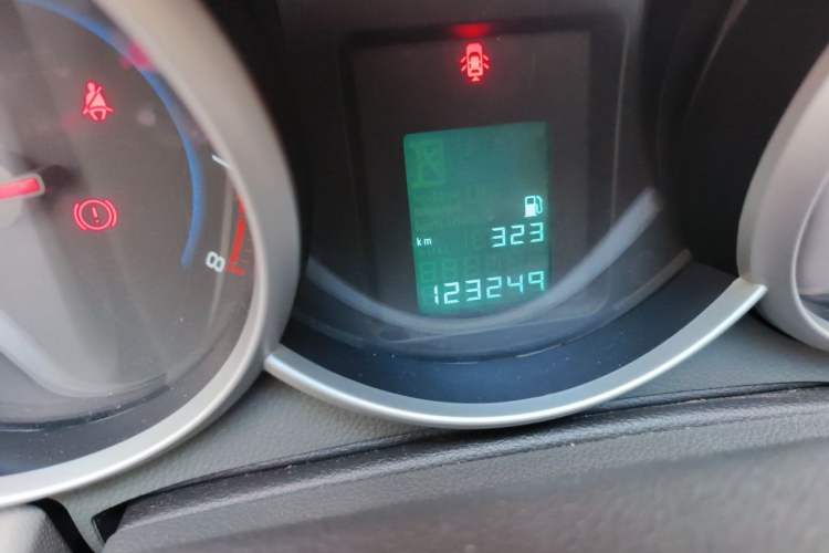 Used Chevrolet Cruze 2013 1.6L SL MT Odometer Close Up