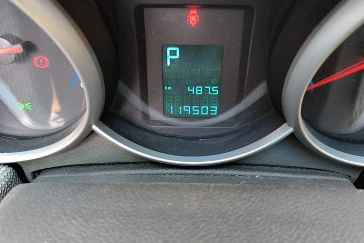 Used Chevrolet Cruze 2013 1.6L SE AT Odometer Close Up