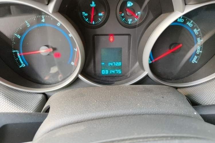 Used Chevrolet Cruze 2013 1.6L SE MT Odometer Close Up
