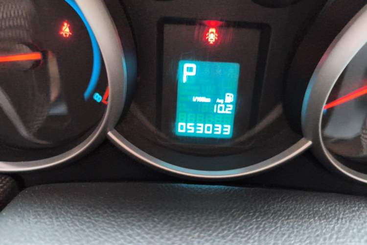 Used Chevrolet Cruze 2013 Hatchback 1.6L Automatic Luxury Model Odometer Close Up