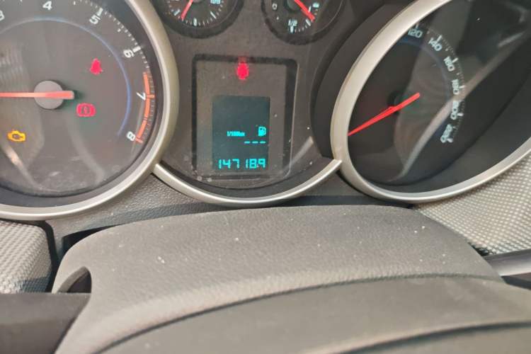 Used Chevrolet Cruze 2013 1.6L SE MT Odometer Close Up