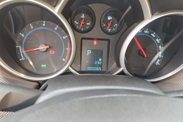 Used Chevrolet Cruze 2013 Hatchback 1.6L Automatic Luxury Model Odometer Close Up