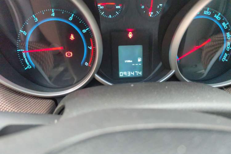 Used Chevrolet Cruze 2013 Hatchback 1.6L Manual Luxury Model Odometer Close Up