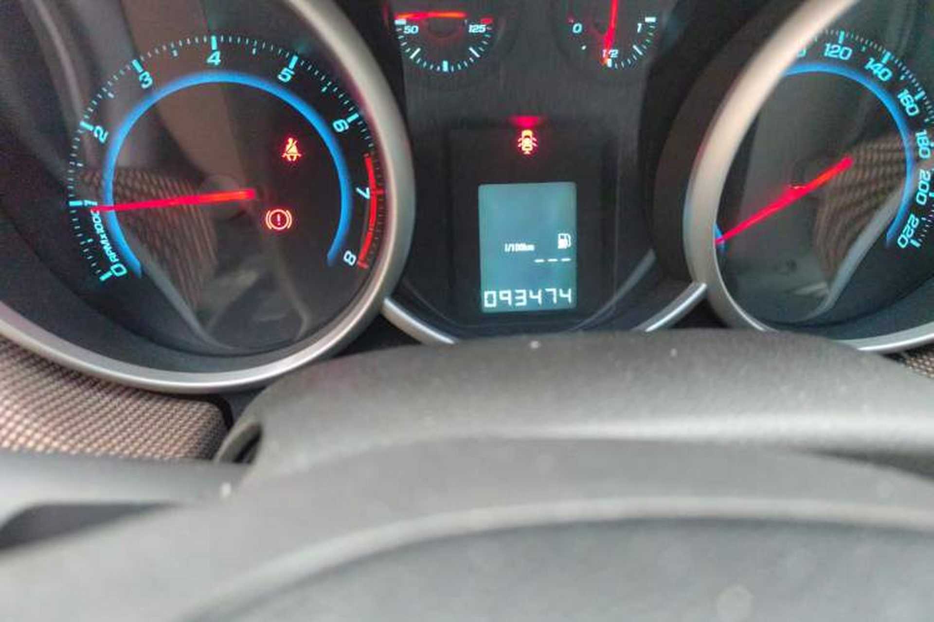 Used Chevrolet Cruze 2013 Hatchback 1.6L Manual Luxury Model Odometer Close Up
