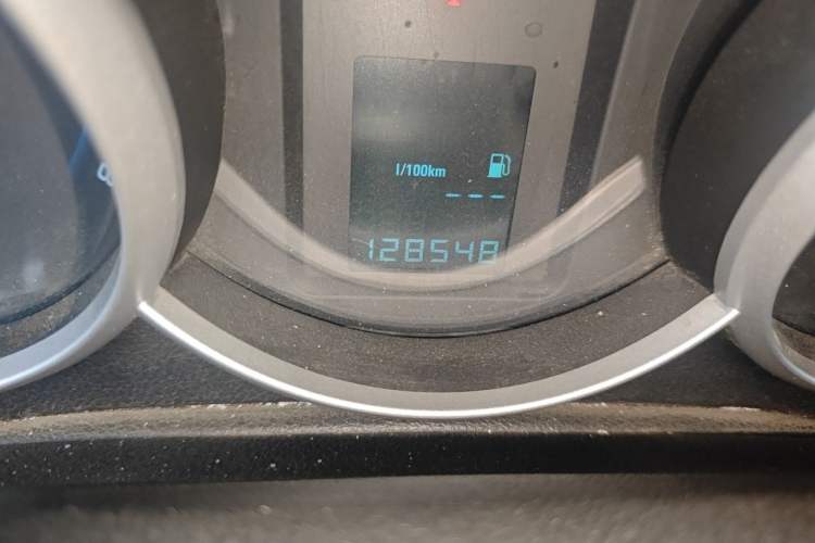 Used Chevrolet Cruze 2013 Hatchback 1.6L Manual Luxury Model Odometer Close Up