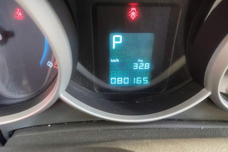 Used Chevrolet Cruze 2013 1.8L SE AT Odometer Close Up