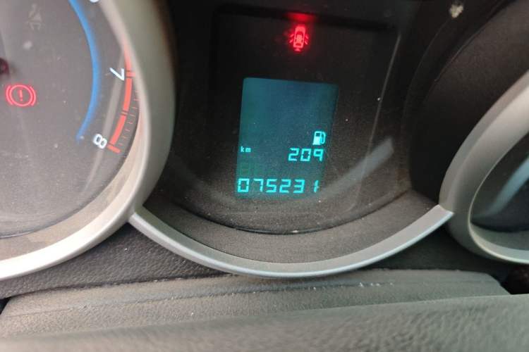 Used Chevrolet Cruze 2013 Hatchback 1.6L Manual Luxury Model Odometer Close Up