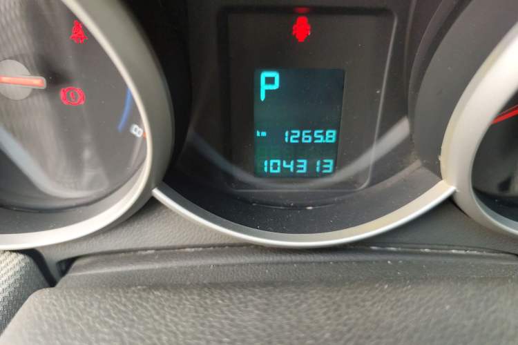 Used Chevrolet Cruze 2013 1.8L SE AT Odometer Close Up