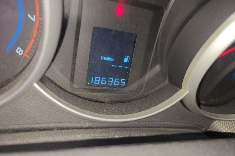 Used Chevrolet Cruze 2013 1.6L SE MT Odometer Close Up