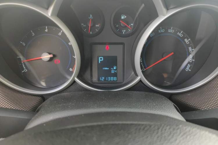 Used Chevrolet Cruze 2013 Hatchback 1.6L Automatic Luxury Model Odometer Close Up