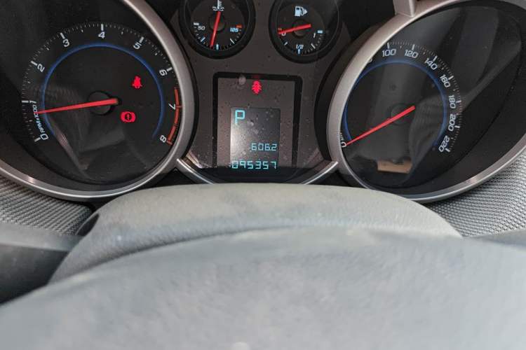 Used Chevrolet Cruze 2013 1.8L SE AT Odometer Close Up