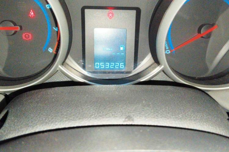 Used Chevrolet Cruze 2013 1.6L SL MT Odometer Close Up