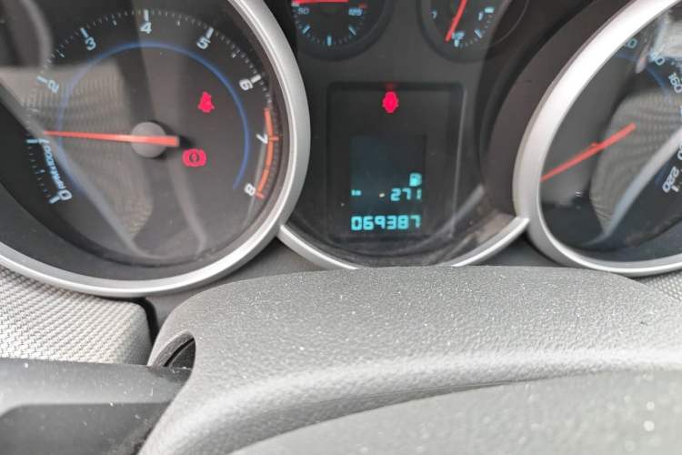 Used Chevrolet Cruze 2013 1.6L SE MT Odometer Close Up