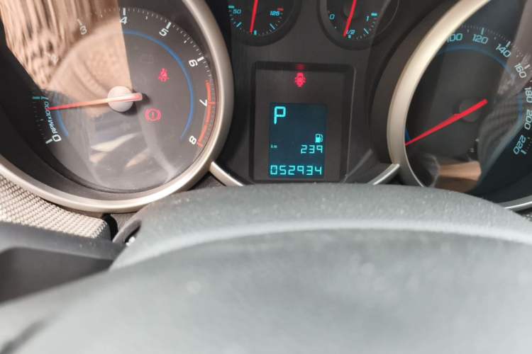 Used Chevrolet Cruze 2013 1.8L SE AT Odometer Close Up