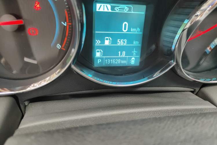Used Chevrolet Cruze 2013 1.8L SX AT Odometer Close Up