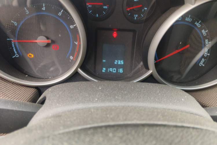 Used Chevrolet Cruze 2013 Hatchback 1.6L Manual Luxury Model Odometer Close Up