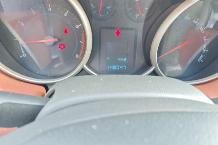 Used Chevrolet Cruze 2013 1.6L SL MT Odometer Close Up