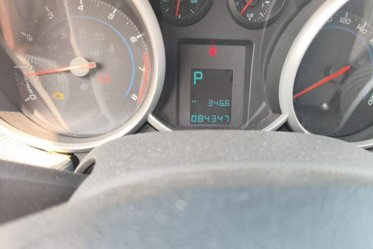 Used Chevrolet Cruze 2013 1.8L SE AT Odometer Close Up