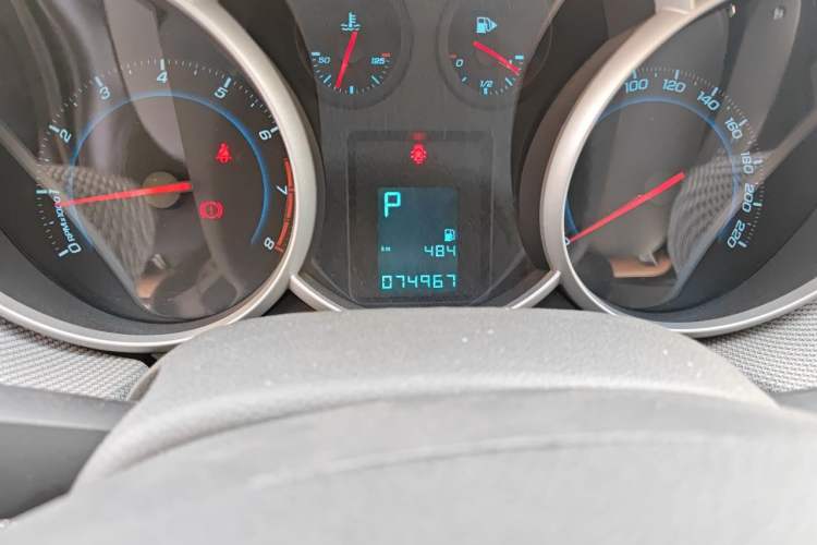 Used Chevrolet Cruze 2013 1.8L SE AT Odometer Close Up