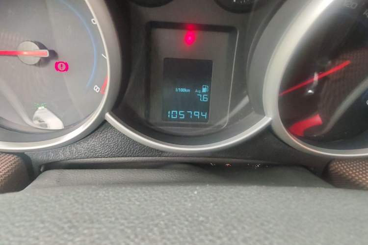 Used Chevrolet Cruze 2013 Hatchback 1.6L Manual Luxury Model Odometer Close Up