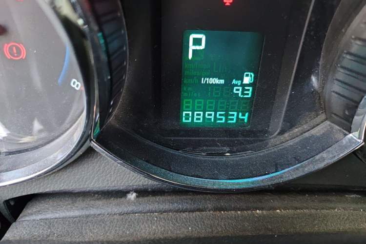 Used Chevrolet Cruze 2013 1.8L SE AT Odometer Close Up