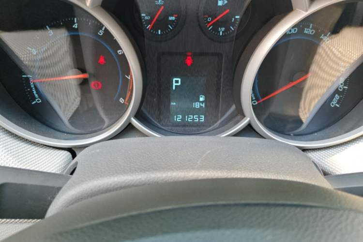 Used Chevrolet Cruze 2013 1.6L SE AT Odometer Close Up